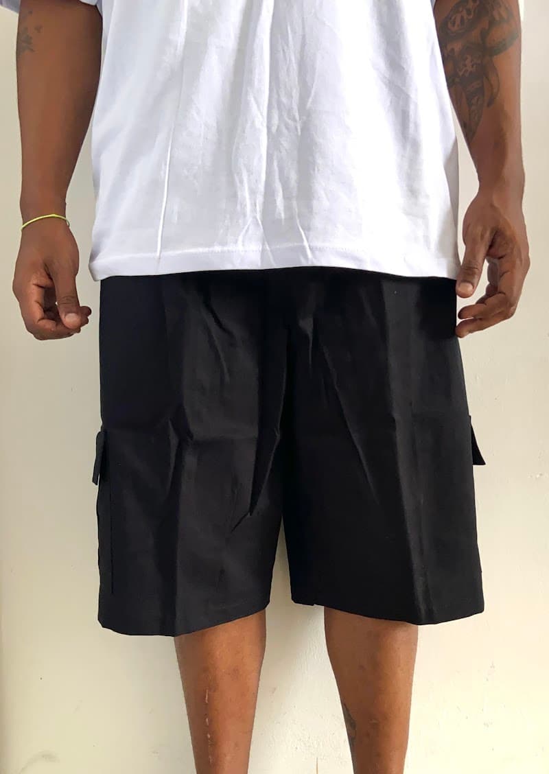 <div style="max-width: 800px; margin: 0 auto; padding: 60px 20px;">
  <h2 style="font-size: 42px; font-weight: bold; margin-bottom: 20px; color: #1a1a1a;">
    BERMUDA CARGO<span style="color: #ff8c00;">CDECKS</span>
  </h2>

  <p style="font-size: 18px; line-height: 1.8; margin-bottom: 20px; color: #333;">
    Feita pra quem vive o corre sem pausa. A bermuda CDECKS traduz o estilo de quem tá sempre em movimento, com liberdade pra viver o dia do seu jeito.
  </p>

  <p style="font-size: 18px; line-height: 1.8; margin-bottom: 30px; color: #333;">
    Seja no rolê, na sessão ou no descanso, ela acompanha o ritmo sem perder o flow. Um visual leve, autêntico e cheio da essência das ruas.
  </p>

  <div style="background: #f5f5f5; border-left: 4px solid #ff8c00; padding: 20px; margin: 30px 0; border-radius: 8px;">
    <h3 style="font-size: 24px; margin-bottom: 15px; color: #ff8c00;">Detalhes</h3>
    <ul style="list-style: none; padding: 0;">
      <li style="padding: 8px 0; color: #333;">▸ Visual leve e descomplicado</li>
      <li style="padding: 8px 0; color: #333;">▸ Caimento que acompanha o movimento</li>
      <li style="padding: 8px 0; color: #333;">▸ Ideal pra qualquer momento do dia</li>
      <li style="padding: 8px 0; color: #333;">▸ Estilo que fala por si</li>
    </ul>
  </div>

  <p style="text-align: center; font-size: 20px; font-weight: bold; margin-top: 40px; color: #1a1a1a;">
    Não é só uma bermuda. É parte do seu estilo. É <span style="color: #ff8c00;">CDECKS</span>.
  </p>
</div>
