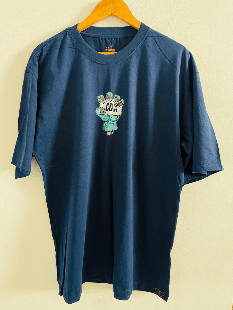 <div style="max-width: 800px; margin: 0 auto; padding: 60px 20px;">
  <h2 style="font-size: 42px; font-weight: bold; margin-bottom: 20px; color: #1a1a1a;">
    CAMISETA <span style="color: #ff8c00;">CDECKS</span>
  </h2>

  <p style="font-size: 18px; line-height: 1.8; margin-bottom: 20px; color: #333;">
    Feita pra quem carrega atitude em cada movimento. A camiseta CDECKS traduz o lifestyle das ruas com caimento leve, toque macio e visual autêntico. Seja no rolê, na sessão ou no dia a dia, ela acompanha o ritmo sem perder o estilo.
  </p>

  <p style="font-size: 18px; line-height: 1.8; margin-bottom: 30px; color: #333;">
    Detalhes pensados pra durar e um design que fala por si. Cada peça carrega a essência de quem vive o street de verdade — sem precisar provar nada pra ninguém.
  </p>

  <div style="background: #f5f5f5; border-left: 4px solid #ff8c00; padding: 20px; margin: 30px 0; border-radius: 8px;">
    <h3 style="font-size: 24px; margin-bottom: 15px; color: #ff8c00;">Especificações</h3>
    <ul style="list-style: none; padding: 0;">
      <li style="padding: 8px 0; color: #333;">▸ Modelagem confortável com ótimo caimento</li>
      <li style="padding: 8px 0; color: #333;">▸ Ideal para o dia a dia ou sessão de skate</li>
      <li style="padding: 8px 0; color: #333;">▸ Visual clean que combina com qualquer fita</li>
    </ul>
  </div>

  <p style="text-align: center; font-size: 20px; font-weight: bold; margin-top: 40px; color: #1a1a1a;">
    Não é só uma camiseta. É sua identidade nas ruas. É <span style="color: #ff8c00;">CDECKS</span>.
  </p>
</div>