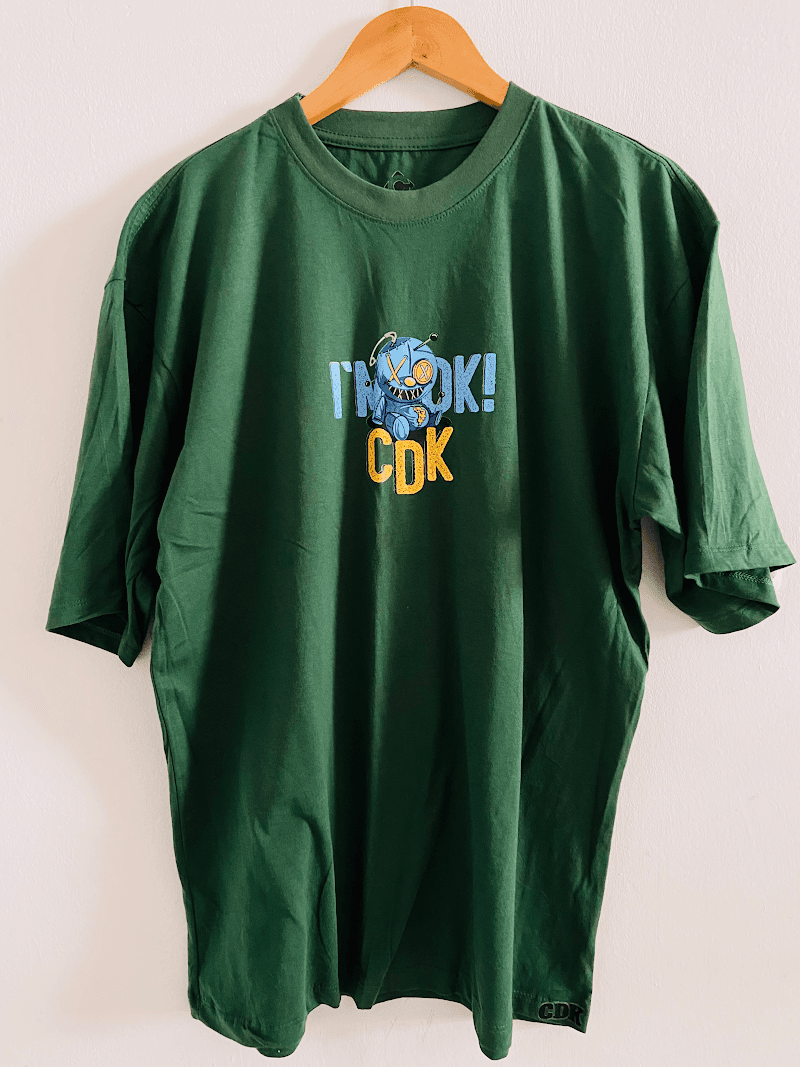 <div style="max-width: 800px; margin: 0 auto; padding: 60px 20px;">
  <h2 style="font-size: 42px; font-weight: bold; margin-bottom: 20px; color: #1a1a1a;">
    CAMISETA <span style="color: #ff8c00;">CDECKS</span>
  </h2>

  <p style="font-size: 18px; line-height: 1.8; margin-bottom: 20px; color: #333;">
    Feita pra quem carrega atitude em cada movimento. A camiseta CDECKS traduz o lifestyle das ruas com caimento leve, toque macio e visual autêntico. Seja no rolê, na sessão ou no dia a dia, ela acompanha o ritmo sem perder o estilo.
  </p>

  <p style="font-size: 18px; line-height: 1.8; margin-bottom: 30px; color: #333;">
    Detalhes pensados pra durar e um design que fala por si. Cada peça carrega a essência de quem vive o street de verdade — sem precisar provar nada pra ninguém.
  </p>

  <div style="background: #f5f5f5; border-left: 4px solid #ff8c00; padding: 20px; margin: 30px 0; border-radius: 8px;">
    <h3 style="font-size: 24px; margin-bottom: 15px; color: #ff8c00;">Especificações</h3>
    <ul style="list-style: none; padding: 0;">
      <li style="padding: 8px 0; color: #333;">▸ Modelagem confortável com ótimo caimento</li>
      <li style="padding: 8px 0; color: #333;">▸ Ideal para o dia a dia ou sessão de skate</li>
      <li style="padding: 8px 0; color: #333;">▸ Visual clean que combina com qualquer fita</li>
    </ul>
  </div>

  <p style="text-align: center; font-size: 20px; font-weight: bold; margin-top: 40px; color: #1a1a1a;">
    Não é só uma camiseta. É sua identidade nas ruas. É <span style="color: #ff8c00;">CDECKS</span>.
  </p>
</div>