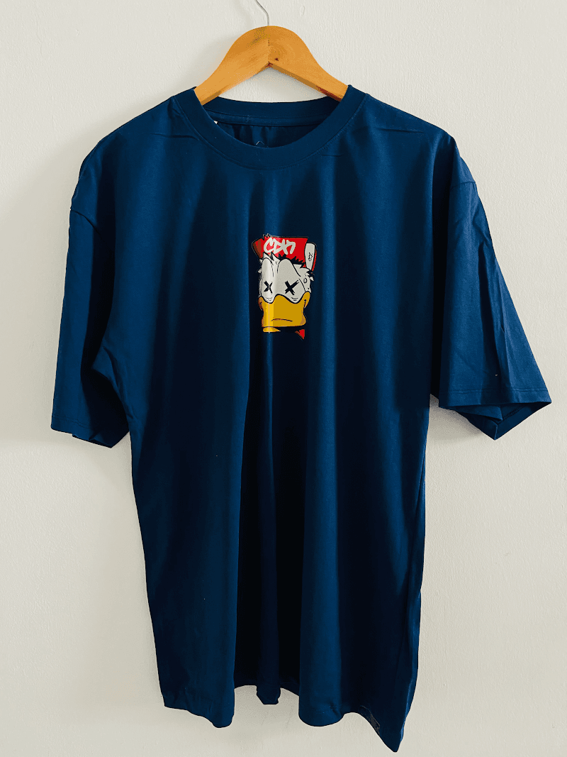<div style="max-width: 800px; margin: 0 auto; padding: 60px 20px;">
  <h2 style="font-size: 42px; font-weight: bold; margin-bottom: 20px; color: #1a1a1a;">
    CAMISETA <span style="color: #ff8c00;">CDECKS</span>
  </h2>

  <p style="font-size: 18px; line-height: 1.8; margin-bottom: 20px; color: #333;">
    Feita pra quem carrega atitude em cada movimento. A camiseta CDECKS traduz o lifestyle das ruas com caimento leve, toque macio e visual autêntico. Seja no rolê, na sessão ou no dia a dia, ela acompanha o ritmo sem perder o estilo.
  </p>

  <p style="font-size: 18px; line-height: 1.8; margin-bottom: 30px; color: #333;">
    Detalhes pensados pra durar e um design que fala por si. Cada peça carrega a essência de quem vive o street de verdade — sem precisar provar nada pra ninguém.
  </p>

  <div style="background: #f5f5f5; border-left: 4px solid #ff8c00; padding: 20px; margin: 30px 0; border-radius: 8px;">
    <h3 style="font-size: 24px; margin-bottom: 15px; color: #ff8c00;">Especificações</h3>
    <ul style="list-style: none; padding: 0;">
      <li style="padding: 8px 0; color: #333;">▸ Modelagem confortável com ótimo caimento</li>
      <li style="padding: 8px 0; color: #333;">▸ Ideal para o dia a dia ou sessão de skate</li>
      <li style="padding: 8px 0; color: #333;">▸ Visual clean que combina com qualquer fita</li>
    </ul>
  </div>

  <p style="text-align: center; font-size: 20px; font-weight: bold; margin-top: 40px; color: #1a1a1a;">
    Não é só uma camiseta. É sua identidade nas ruas. É <span style="color: #ff8c00;">CDECKS</span>.
  </p>
</div>