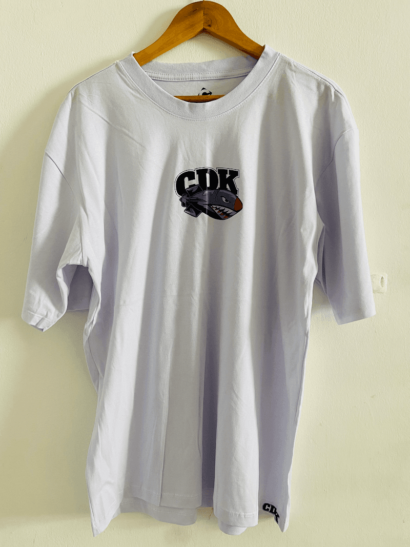 <div style="max-width: 800px; margin: 0 auto; padding: 60px 20px;">
  <h2 style="font-size: 42px; font-weight: bold; margin-bottom: 20px; color: #1a1a1a;">
    CAMISETA <span style="color: #ff8c00;">CDECKS</span>
  </h2>

  <p style="font-size: 18px; line-height: 1.8; margin-bottom: 20px; color: #333;">
    Feita pra quem carrega atitude em cada movimento. A camiseta CDECKS traduz o lifestyle das ruas com caimento leve, toque macio e visual autêntico. Seja no rolê, na sessão ou no dia a dia, ela acompanha o ritmo sem perder o estilo.
  </p>

  <p style="font-size: 18px; line-height: 1.8; margin-bottom: 30px; color: #333;">
    Detalhes pensados pra durar e um design que fala por si. Cada peça carrega a essência de quem vive o street de verdade — sem precisar provar nada pra ninguém.
  </p>

  <div style="background: #f5f5f5; border-left: 4px solid #ff8c00; padding: 20px; margin: 30px 0; border-radius: 8px;">
    <h3 style="font-size: 24px; margin-bottom: 15px; color: #ff8c00;">Especificações</h3>
    <ul style="list-style: none; padding: 0;">
      <li style="padding: 8px 0; color: #333;">▸ Modelagem confortável com ótimo caimento</li>
      <li style="padding: 8px 0; color: #333;">▸ Ideal para o dia a dia ou sessão de skate</li>
      <li style="padding: 8px 0; color: #333;">▸ Visual clean que combina com qualquer fita</li>
    </ul>
  </div>

  <p style="text-align: center; font-size: 20px; font-weight: bold; margin-top: 40px; color: #1a1a1a;">
    Não é só uma camiseta. É sua identidade nas ruas. É <span style="color: #ff8c00;">CDECKS</span>.
  </p>
</div>