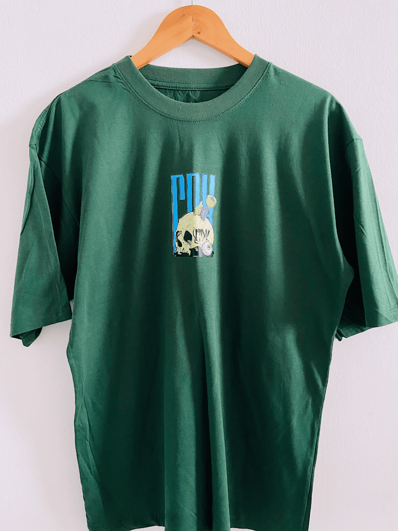 <div style="max-width: 800px; margin: 0 auto; padding: 60px 20px;">
  <h2 style="font-size: 42px; font-weight: bold; margin-bottom: 20px; color: #1a1a1a;">
    CAMISETA <span style="color: #ff8c00;">CDECKS</span>
  </h2>

  <p style="font-size: 18px; line-height: 1.8; margin-bottom: 20px; color: #333;">
    Feita pra quem carrega atitude em cada movimento. A camiseta CDECKS traduz o lifestyle das ruas com caimento leve, toque macio e visual autêntico. Seja no rolê, na sessão ou no dia a dia, ela acompanha o ritmo sem perder o estilo.
  </p>

  <p style="font-size: 18px; line-height: 1.8; margin-bottom: 30px; color: #333;">
    Detalhes pensados pra durar e um design que fala por si. Cada peça carrega a essência de quem vive o street de verdade — sem precisar provar nada pra ninguém.
  </p>

  <div style="background: #f5f5f5; border-left: 4px solid #ff8c00; padding: 20px; margin: 30px 0; border-radius: 8px;">
    <h3 style="font-size: 24px; margin-bottom: 15px; color: #ff8c00;">Especificações</h3>
    <ul style="list-style: none; padding: 0;">
      <li style="padding: 8px 0; color: #333;">▸ Modelagem confortável com ótimo caimento</li>
      <li style="padding: 8px 0; color: #333;">▸ Ideal para o dia a dia ou sessão de skate</li>
      <li style="padding: 8px 0; color: #333;">▸ Visual clean que combina com qualquer fita</li>
    </ul>
  </div>

  <p style="text-align: center; font-size: 20px; font-weight: bold; margin-top: 40px; color: #1a1a1a;">
    Não é só uma camiseta. É sua identidade nas ruas. É <span style="color: #ff8c00;">CDECKS</span>.
  </p>
</div>