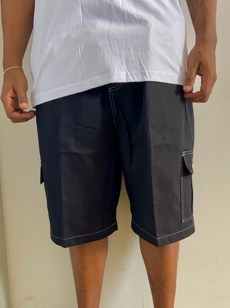 <div style="max-width: 800px; margin: 0 auto; padding: 60px 20px;">
  <h2 style="font-size: 42px; font-weight: bold; margin-bottom: 20px; color: #1a1a1a;">
    BERMUDA CARGO<span style="color: #ff8c00;">CDECKS</span>
  </h2>

  <p style="font-size: 18px; line-height: 1.8; margin-bottom: 20px; color: #333;">
    Feita pra quem vive o corre sem pausa. A bermuda CDECKS traduz o estilo de quem tá sempre em movimento, com liberdade pra viver o dia do seu jeito.
  </p>

  <p style="font-size: 18px; line-height: 1.8; margin-bottom: 30px; color: #333;">
    Seja no rolê, na sessão ou no descanso, ela acompanha o ritmo sem perder o flow. Um visual leve, autêntico e cheio da essência das ruas.
  </p>

  <div style="background: #f5f5f5; border-left: 4px solid #ff8c00; padding: 20px; margin: 30px 0; border-radius: 8px;">
    <h3 style="font-size: 24px; margin-bottom: 15px; color: #ff8c00;">Detalhes</h3>
    <ul style="list-style: none; padding: 0;">
      <li style="padding: 8px 0; color: #333;">▸ Visual leve e descomplicado</li>
      <li style="padding: 8px 0; color: #333;">▸ Caimento que acompanha o movimento</li>
      <li style="padding: 8px 0; color: #333;">▸ Ideal pra qualquer momento do dia</li>
      <li style="padding: 8px 0; color: #333;">▸ Estilo que fala por si</li>
    </ul>
  </div>

  <p style="text-align: center; font-size: 20px; font-weight: bold; margin-top: 40px; color: #1a1a1a;">
    Não é só uma bermuda. É parte do seu estilo. É <span style="color: #ff8c00;">CDECKS</span>.
  </p>
</div>
