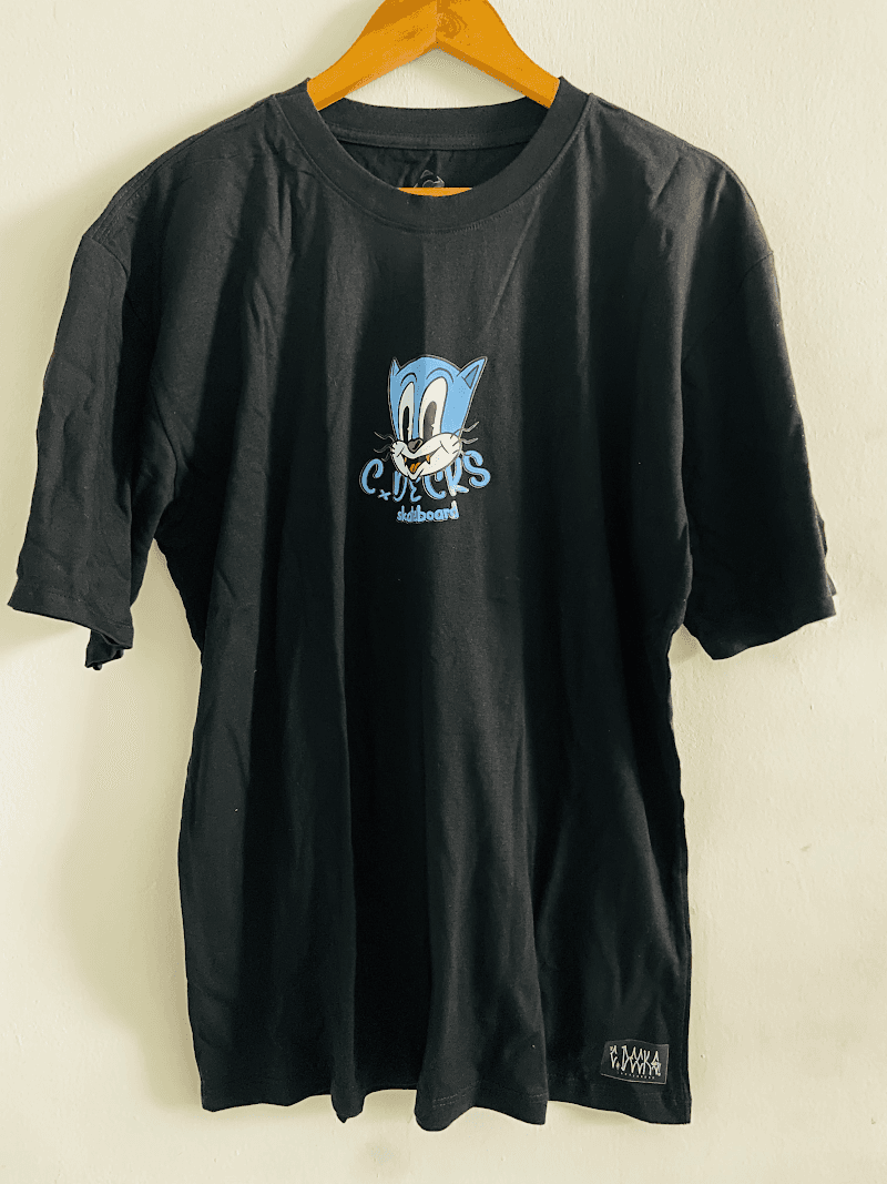 <div style="max-width: 800px; margin: 0 auto; padding: 60px 20px;">
  <h2 style="font-size: 42px; font-weight: bold; margin-bottom: 20px; color: #1a1a1a;">
    CAMISETA <span style="color: #ff8c00;">CDECKS</span>
  </h2>

  <p style="font-size: 18px; line-height: 1.8; margin-bottom: 20px; color: #333;">
    Feita pra quem carrega atitude em cada movimento. A camiseta CDECKS traduz o lifestyle das ruas com caimento leve, toque macio e visual autêntico. Seja no rolê, na sessão ou no dia a dia, ela acompanha o ritmo sem perder o estilo.
  </p>

  <p style="font-size: 18px; line-height: 1.8; margin-bottom: 30px; color: #333;">
    Detalhes pensados pra durar e um design que fala por si. Cada peça carrega a essência de quem vive o street de verdade — sem precisar provar nada pra ninguém.
  </p>

  <div style="background: #f5f5f5; border-left: 4px solid #ff8c00; padding: 20px; margin: 30px 0; border-radius: 8px;">
    <h3 style="font-size: 24px; margin-bottom: 15px; color: #ff8c00;">Especificações</h3>
    <ul style="list-style: none; padding: 0;">
      <li style="padding: 8px 0; color: #333;">▸ Modelagem confortável com ótimo caimento</li>
      <li style="padding: 8px 0; color: #333;">▸ Ideal para o dia a dia ou sessão de skate</li>
      <li style="padding: 8px 0; color: #333;">▸ Visual clean que combina com qualquer fita</li>
    </ul>
  </div>

  <p style="text-align: center; font-size: 20px; font-weight: bold; margin-top: 40px; color: #1a1a1a;">
    Não é só uma camiseta. É sua identidade nas ruas. É <span style="color: #ff8c00;">CDECKS</span>.
  </p>
</div>