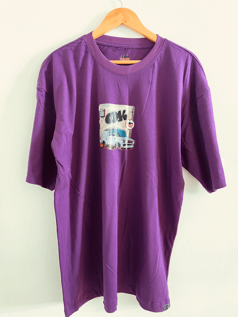 <div style="max-width: 800px; margin: 0 auto; padding: 60px 20px;">
  <h2 style="font-size: 42px; font-weight: bold; margin-bottom: 20px; color: #1a1a1a;">
    CAMISETA <span style="color: #ff8c00;">CDECKS</span>
  </h2>

  <p style="font-size: 18px; line-height: 1.8; margin-bottom: 20px; color: #333;">
    Feita pra quem carrega atitude em cada movimento. A camiseta CDECKS traduz o lifestyle das ruas com caimento leve, toque macio e visual autêntico. Seja no rolê, na sessão ou no dia a dia, ela acompanha o ritmo sem perder o estilo.
  </p>

  <p style="font-size: 18px; line-height: 1.8; margin-bottom: 30px; color: #333;">
    Detalhes pensados pra durar e um design que fala por si. Cada peça carrega a essência de quem vive o street de verdade — sem precisar provar nada pra ninguém.
  </p>

  <div style="background: #f5f5f5; border-left: 4px solid #ff8c00; padding: 20px; margin: 30px 0; border-radius: 8px;">
    <h3 style="font-size: 24px; margin-bottom: 15px; color: #ff8c00;">Especificações</h3>
    <ul style="list-style: none; padding: 0;">
      <li style="padding: 8px 0; color: #333;">▸ Modelagem confortável com ótimo caimento</li>
      <li style="padding: 8px 0; color: #333;">▸ Ideal para o dia a dia ou sessão de skate</li>
      <li style="padding: 8px 0; color: #333;">▸ Visual clean que combina com qualquer fita</li>
    </ul>
  </div>

  <p style="text-align: center; font-size: 20px; font-weight: bold; margin-top: 40px; color: #1a1a1a;">
    Não é só uma camiseta. É sua identidade nas ruas. É <span style="color: #ff8c00;">CDECKS</span>.
  </p>
</div>