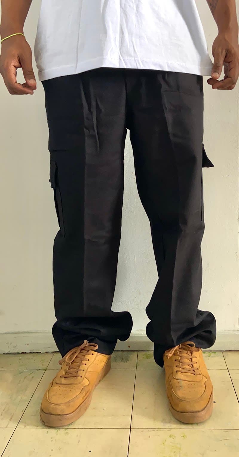 <div style="max-width: 800px; margin: 0 auto; padding: 60px 20px;">
  <h2 style="font-size: 42px; font-weight: bold; margin-bottom: 20px; color: #1a1a1a;">
    CALÇA CARGO <span style="color: #ff8c00;">CDECKS</span>
  </h2>

  <p style="font-size: 18px; line-height: 1.8; margin-bottom: 20px; color: #333;">
    Feita pra quem tá sempre em movimento. A calça cargo CDECKS une estilo e funcionalidade com a pegada urbana que acompanha qualquer corre.
  </p>

  <p style="font-size: 18px; line-height: 1.8; margin-bottom: 30px; color: #333;">
    Inspirada nas ruas e no ritmo de quem vive intensamente, ela entrega presença em qualquer cenário — do rolê ao dia a dia. Autêntica, prática e com a identidade que é marca registrada da CDECKS.
  </p>

  <div style="background: #f5f5f5; border-left: 4px solid #ff8c00; padding: 20px; margin: 30px 0; border-radius: 8px;">
    <h3 style="font-size: 24px; margin-bottom: 15px; color: #ff8c00;">Detalhes</h3>
    <ul style="list-style: none; padding: 0;">
      <li style="padding: 8px 0; color: #333;">▸ Visual urbano e versátil</li>
      <li style="padding: 8px 0; color: #333;">▸ Bolsos funcionais que completam o estilo</li>
      <li style="padding: 8px 0; color: #333;">▸ Caimento solto e cheio de atitude</li>
      <li style="padding: 8px 0; color: #333;">▸ Ideal pra quem vive o corre de verdade</li>
    </ul>
  </div>

  <p style="text-align: center; font-size: 20px; font-weight: bold; margin-top: 40px; color: #1a1a1a;">
    Não é só uma calça. É parte da sua rotina. É <span style="color: #ff8c00;">CDECKS</span>.
  </p>
</div>
