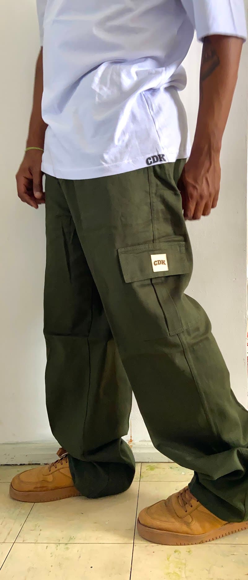 <div style="max-width: 800px; margin: 0 auto; padding: 60px 20px;">
  <h2 style="font-size: 42px; font-weight: bold; margin-bottom: 20px; color: #1a1a1a;">
    CALÇA CARGO <span style="color: #ff8c00;">CDECKS</span>
  </h2>

  <p style="font-size: 18px; line-height: 1.8; margin-bottom: 20px; color: #333;">
    Feita pra quem tá sempre em movimento. A calça cargo CDECKS une estilo e funcionalidade com a pegada urbana que acompanha qualquer corre.
  </p>

  <p style="font-size: 18px; line-height: 1.8; margin-bottom: 30px; color: #333;">
    Inspirada nas ruas e no ritmo de quem vive intensamente, ela entrega presença em qualquer cenário — do rolê ao dia a dia. Autêntica, prática e com a identidade que é marca registrada da CDECKS.
  </p>

  <div style="background: #f5f5f5; border-left: 4px solid #ff8c00; padding: 20px; margin: 30px 0; border-radius: 8px;">
    <h3 style="font-size: 24px; margin-bottom: 15px; color: #ff8c00;">Detalhes</h3>
    <ul style="list-style: none; padding: 0;">
      <li style="padding: 8px 0; color: #333;">▸ Visual urbano e versátil</li>
      <li style="padding: 8px 0; color: #333;">▸ Bolsos funcionais que completam o estilo</li>
      <li style="padding: 8px 0; color: #333;">▸ Caimento solto e cheio de atitude</li>
      <li style="padding: 8px 0; color: #333;">▸ Ideal pra quem vive o corre de verdade</li>
    </ul>
  </div>

  <p style="text-align: center; font-size: 20px; font-weight: bold; margin-top: 40px; color: #1a1a1a;">
    Não é só uma calça. É parte da sua rotina. É <span style="color: #ff8c00;">CDECKS</span>.
  </p>
</div>
