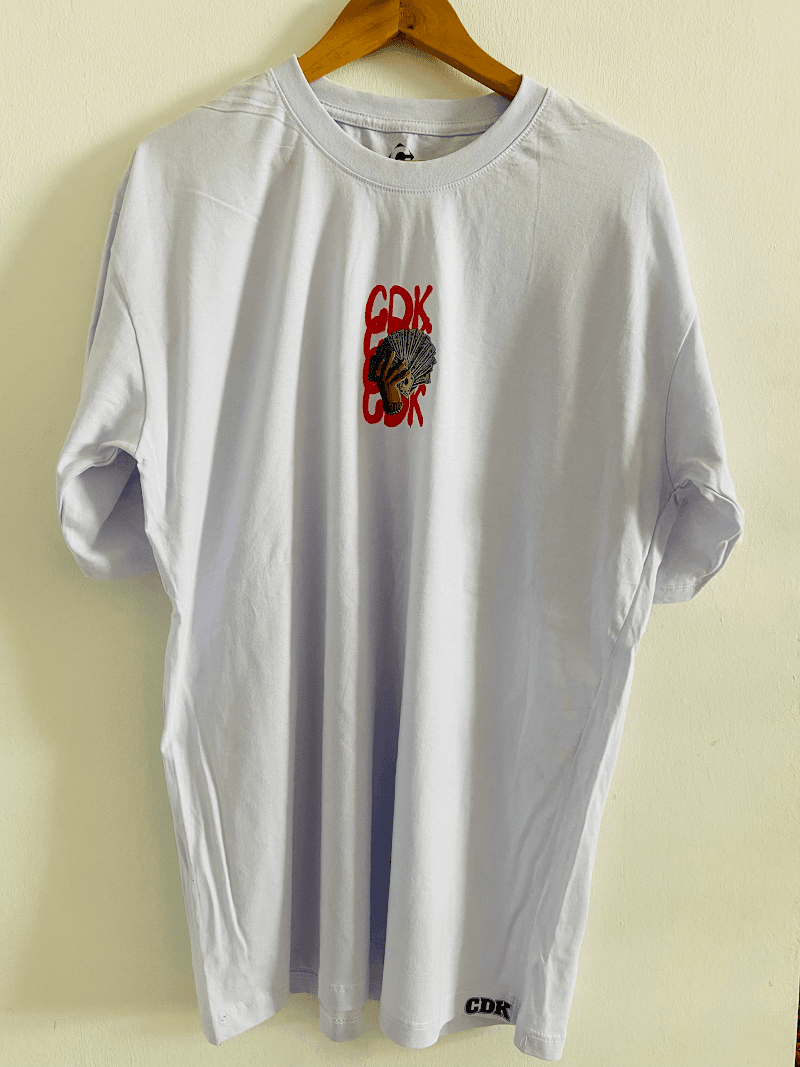 <div style="max-width: 800px; margin: 0 auto; padding: 60px 20px;">
  <h2 style="font-size: 42px; font-weight: bold; margin-bottom: 20px; color: #1a1a1a;">
    CAMISETA <span style="color: #ff8c00;">CDECKS</span>
  </h2>

  <p style="font-size: 18px; line-height: 1.8; margin-bottom: 20px; color: #333;">
    Feita pra quem carrega atitude em cada movimento. A camiseta CDECKS traduz o lifestyle das ruas com caimento leve, toque macio e visual autêntico. Seja no rolê, na sessão ou no dia a dia, ela acompanha o ritmo sem perder o estilo.
  </p>

  <p style="font-size: 18px; line-height: 1.8; margin-bottom: 30px; color: #333;">
    Detalhes pensados pra durar e um design que fala por si. Cada peça carrega a essência de quem vive o street de verdade — sem precisar provar nada pra ninguém.
  </p>

  <div style="background: #f5f5f5; border-left: 4px solid #ff8c00; padding: 20px; margin: 30px 0; border-radius: 8px;">
    <h3 style="font-size: 24px; margin-bottom: 15px; color: #ff8c00;">Especificações</h3>
    <ul style="list-style: none; padding: 0;">
      <li style="padding: 8px 0; color: #333;">▸ Modelagem confortável com ótimo caimento</li>
      <li style="padding: 8px 0; color: #333;">▸ Ideal para o dia a dia ou sessão de skate</li>
      <li style="padding: 8px 0; color: #333;">▸ Visual clean que combina com qualquer fita</li>
    </ul>
  </div>

  <p style="text-align: center; font-size: 20px; font-weight: bold; margin-top: 40px; color: #1a1a1a;">
    Não é só uma camiseta. É sua identidade nas ruas. É <span style="color: #ff8c00;">CDECKS</span>.
  </p>
</div>