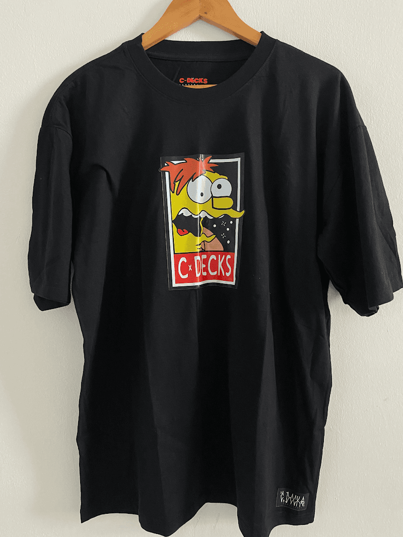 <div style="max-width: 800px; margin: 0 auto; padding: 60px 20px;">
  <h2 style="font-size: 42px; font-weight: bold; margin-bottom: 20px; color: #1a1a1a;">
    CAMISETA <span style="color: #ff8c00;">CDECKS</span>
  </h2>

  <p style="font-size: 18px; line-height: 1.8; margin-bottom: 20px; color: #333;">
    Feita pra quem carrega atitude em cada movimento. A camiseta CDECKS traduz o lifestyle das ruas com caimento leve, toque macio e visual autêntico. Seja no rolê, na sessão ou no dia a dia, ela acompanha o ritmo sem perder o estilo.
  </p>

  <p style="font-size: 18px; line-height: 1.8; margin-bottom: 30px; color: #333;">
    Detalhes pensados pra durar e um design que fala por si. Cada peça carrega a essência de quem vive o street de verdade — sem precisar provar nada pra ninguém.
  </p>

  <div style="background: #f5f5f5; border-left: 4px solid #ff8c00; padding: 20px; margin: 30px 0; border-radius: 8px;">
    <h3 style="font-size: 24px; margin-bottom: 15px; color: #ff8c00;">Especificações</h3>
    <ul style="list-style: none; padding: 0;">
      <li style="padding: 8px 0; color: #333;">▸ Modelagem confortável com ótimo caimento</li>
      <li style="padding: 8px 0; color: #333;">▸ Ideal para o dia a dia ou sessão de skate</li>
      <li style="padding: 8px 0; color: #333;">▸ Visual clean que combina com qualquer fita</li>
    </ul>
  </div>

  <p style="text-align: center; font-size: 20px; font-weight: bold; margin-top: 40px; color: #1a1a1a;">
    Não é só uma camiseta. É sua identidade nas ruas. É <span style="color: #ff8c00;">CDECKS</span>.
  </p>
</div>