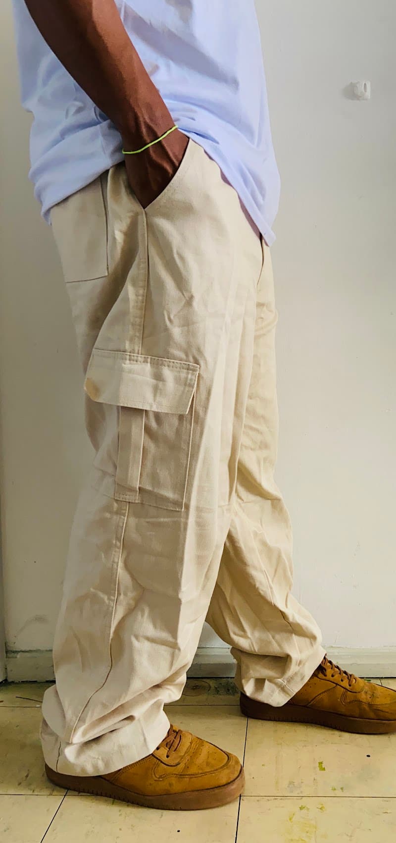 <div style="max-width: 800px; margin: 0 auto; padding: 60px 20px;">
  <h2 style="font-size: 42px; font-weight: bold; margin-bottom: 20px; color: #1a1a1a;">
    CALÇA CARGO <span style="color: #ff8c00;">CDECKS</span>
  </h2>

  <p style="font-size: 18px; line-height: 1.8; margin-bottom: 20px; color: #333;">
    Feita pra quem tá sempre em movimento. A calça cargo CDECKS une estilo e funcionalidade com a pegada urbana que acompanha qualquer corre.
  </p>

  <p style="font-size: 18px; line-height: 1.8; margin-bottom: 30px; color: #333;">
    Inspirada nas ruas e no ritmo de quem vive intensamente, ela entrega presença em qualquer cenário — do rolê ao dia a dia. Autêntica, prática e com a identidade que é marca registrada da CDECKS.
  </p>

  <div style="background: #f5f5f5; border-left: 4px solid #ff8c00; padding: 20px; margin: 30px 0; border-radius: 8px;">
    <h3 style="font-size: 24px; margin-bottom: 15px; color: #ff8c00;">Detalhes</h3>
    <ul style="list-style: none; padding: 0;">
      <li style="padding: 8px 0; color: #333;">▸ Visual urbano e versátil</li>
      <li style="padding: 8px 0; color: #333;">▸ Bolsos funcionais que completam o estilo</li>
      <li style="padding: 8px 0; color: #333;">▸ Caimento solto e cheio de atitude</li>
      <li style="padding: 8px 0; color: #333;">▸ Ideal pra quem vive o corre de verdade</li>
    </ul>
  </div>

  <p style="text-align: center; font-size: 20px; font-weight: bold; margin-top: 40px; color: #1a1a1a;">
    Não é só uma calça. É parte da sua rotina. É <span style="color: #ff8c00;">CDECKS</span>.
  </p>
</div>
