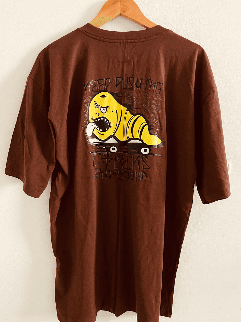 <div style="max-width: 800px; margin: 0 auto; padding: 60px 20px;">
  <h2 style="font-size: 42px; font-weight: bold; margin-bottom: 20px; color: #1a1a1a;">
    CAMISETA <span style="color: #ff8c00;">CDECKS</span>
  </h2>

  <p style="font-size: 18px; line-height: 1.8; margin-bottom: 20px; color: #333;">
    Feita pra quem carrega atitude em cada movimento. A camiseta CDECKS traduz o lifestyle das ruas com caimento leve, toque macio e visual autêntico. Seja no rolê, na sessão ou no dia a dia, ela acompanha o ritmo sem perder o estilo.
  </p>

  <p style="font-size: 18px; line-height: 1.8; margin-bottom: 30px; color: #333;">
    Detalhes pensados pra durar e um design que fala por si. Cada peça carrega a essência de quem vive o street de verdade — sem precisar provar nada pra ninguém.
  </p>

  <div style="background: #f5f5f5; border-left: 4px solid #ff8c00; padding: 20px; margin: 30px 0; border-radius: 8px;">
    <h3 style="font-size: 24px; margin-bottom: 15px; color: #ff8c00;">Especificações</h3>
    <ul style="list-style: none; padding: 0;">
      <li style="padding: 8px 0; color: #333;">▸ Modelagem confortável com ótimo caimento</li>
      <li style="padding: 8px 0; color: #333;">▸ Ideal para o dia a dia ou sessão de skate</li>
      <li style="padding: 8px 0; color: #333;">▸ Visual clean que combina com qualquer fita</li>
    </ul>
  </div>

  <p style="text-align: center; font-size: 20px; font-weight: bold; margin-top: 40px; color: #1a1a1a;">
    Não é só uma camiseta. É sua identidade nas ruas. É <span style="color: #ff8c00;">CDECKS</span>.
  </p>
</div>