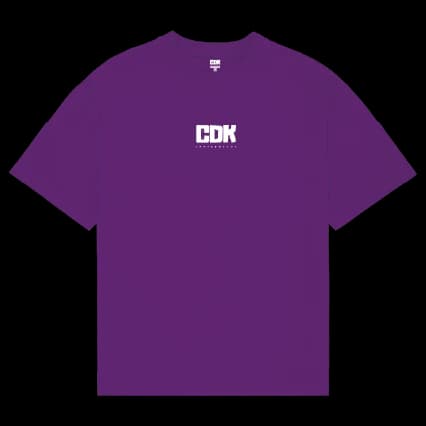 <div style="max-width: 800px; margin: 0 auto; padding: 60px 20px;">
<h2 style="font-size: 42px; font-weight: bold; margin-bottom: 20px; color: #1a1a1a;">
CAMISETA <span style="color: #ff8c00;">CDECKS</span>
</h2>
<p style="font-size: 18px; line-height: 1.8; margin-bottom: 20px; color: #333;">
Feita pra quem carrega atitude em cada movimento. A camiseta CDECKS traduz o lifestyle das ruas com caimento leve, toque macio e visual autêntico. Seja no rolê, na sessão ou no dia a dia, ela acompanha o ritmo sem perder o estilo.
</p>
<p style="font-size: 18px; line-height: 1.8; margin-bottom: 30px; color: #333;">
Detalhes pensados pra durar e um design que fala por si. Cada peça carrega a essência de quem vive o street de verdade — sem precisar provar nada pra ninguém.
</p>
<div style="background: #f5f5f5; border-left: 4px solid #ff8c00; padding: 20px; margin: 30px 0; border-radius: 8px;">
<h3 style="font-size: 24px; margin-bottom: 15px; color: #ff8c00;">Especificações</h3>
<ul style="list-style: none; padding: 0;">
<li style="padding: 8px 0; color: #333;">▸ Modelagem confortável com ótimo caimento</li>
<li style="padding: 8px 0; color: #333;">▸ Ideal para o dia a dia ou sessão de skate</li>
<li style="padding: 8px 0; color: #333;">▸ Visual clean que combina com qualquer fita</li>
</ul>
</div>
<p style="text-align: center; font-size: 20px; font-weight: bold; margin-top: 40px; color: #1a1a1a;">
Não é só uma camiseta. É sua identidade nas ruas. É <span style="color: #ff8c00;">CDECKS</span>.
</p>
</div>
