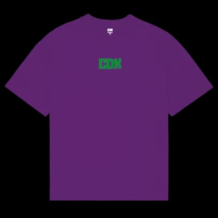 <div style="max-width: 800px; margin: 0 auto; padding: 60px 20px;">
<h2 style="font-size: 42px; font-weight: bold; margin-bottom: 20px; color: #1a1a1a;">
CAMISETA <span style="color: #ff8c00;">CDECKS</span>
</h2>
<p style="font-size: 18px; line-height: 1.8; margin-bottom: 20px; color: #333;">
Feita pra quem carrega atitude em cada movimento. A camiseta CDECKS traduz o lifestyle das ruas com caimento leve, toque macio e visual autêntico. Seja no rolê, na sessão ou no dia a dia, ela acompanha o ritmo sem perder o estilo.
</p>
<p style="font-size: 18px; line-height: 1.8; margin-bottom: 30px; color: #333;">
Detalhes pensados pra durar e um design que fala por si. Cada peça carrega a essência de quem vive o street de verdade — sem precisar provar nada pra ninguém.
</p>
<div style="background: #f5f5f5; border-left: 4px solid #ff8c00; padding: 20px; margin: 30px 0; border-radius: 8px;">
<h3 style="font-size: 24px; margin-bottom: 15px; color: #ff8c00;">Especificações</h3>
<ul style="list-style: none; padding: 0;">
<li style="padding: 8px 0; color: #333;">▸ Modelagem confortável com ótimo caimento</li>
<li style="padding: 8px 0; color: #333;">▸ Ideal para o dia a dia ou sessão de skate</li>
<li style="padding: 8px 0; color: #333;">▸ Visual clean que combina com qualquer fita</li>
</ul>
</div>
<p style="text-align: center; font-size: 20px; font-weight: bold; margin-top: 40px; color: #1a1a1a;">
Não é só uma camiseta. É sua identidade nas ruas. É <span style="color: #ff8c00;">CDECKS</span>.
</p>
</div>