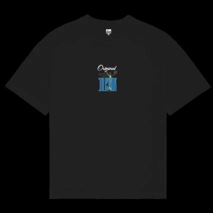 <div style="max-width: 800px; margin: 0 auto; padding: 60px 20px;">
<h2 style="font-size: 42px; font-weight: bold; margin-bottom: 20px; color: #1a1a1a;">
CAMISETA <span style="color: #ff8c00;">CDECKS</span>
</h2>
<p style="font-size: 18px; line-height: 1.8; margin-bottom: 20px; color: #333;">
Feita pra quem carrega atitude em cada movimento. A camiseta CDECKS traduz o lifestyle das ruas com caimento leve, toque macio e visual autêntico. Seja no rolê, na sessão ou no dia a dia, ela acompanha o ritmo sem perder o estilo.
</p>
<p style="font-size: 18px; line-height: 1.8; margin-bottom: 30px; color: #333;">
Detalhes pensados pra durar e um design que fala por si. Cada peça carrega a essência de quem vive o street de verdade — sem precisar provar nada pra ninguém.
</p>
<div style="background: #f5f5f5; border-left: 4px solid #ff8c00; padding: 20px; margin: 30px 0; border-radius: 8px;">
<h3 style="font-size: 24px; margin-bottom: 15px; color: #ff8c00;">Especificações</h3>
<ul style="list-style: none; padding: 0;">
<li style="padding: 8px 0; color: #333;">▸ Modelagem confortável com ótimo caimento</li>
<li style="padding: 8px 0; color: #333;">▸ Ideal para o dia a dia ou sessão de skate</li>
<li style="padding: 8px 0; color: #333;">▸ Visual clean que combina com qualquer fita</li>
</ul>
</div>
<p style="text-align: center; font-size: 20px; font-weight: bold; margin-top: 40px; color: #1a1a1a;">
Não é só uma camiseta. É sua identidade nas ruas. É <span style="color: #ff8c00;">CDECKS</span>.
</p>
</div>